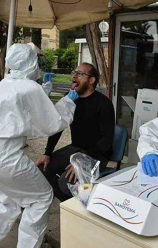 Sokak ortasında koronavirüs testi! İzmir'de şaşkına çeviren olay! Açıklama geldi