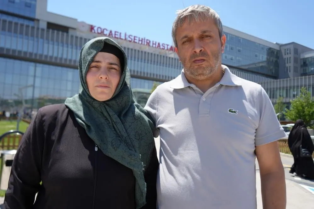 tiktokta-begeni-tartismasi-can-aliyordu-oglumun-kalbinin-altina-bicagi-sapliyor-1782739543699.jpeg TikTok'ta beğeni tartışması can alıyordu! 17 yaşındaki liseli Erencan Alparslan ağır yaralandı-4