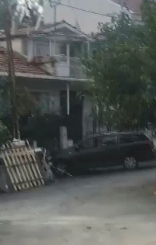 İstanbul'da koca dehşeti! Arabayla eve daldı