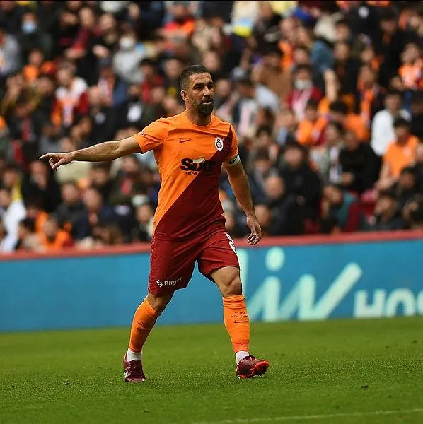 galatasarayin-efsane-ismi-arda-turan-futbolu-biraktigini-acikladi-1662988669310.jpeg