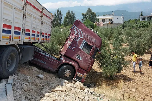Kontrolden çıkan tır zeytin bahçesine girdi