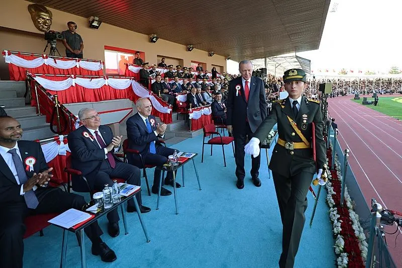 Kara Harp Okulu devre birincisi Ebru Eroğlu (sağda), diplomasını Başkan Erdoğan'ın elinden aldı. 
