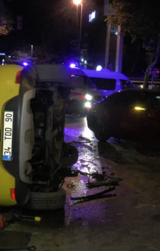 İstanbul Üsküdar'da lüks araç taksiye çarptı: 1'i ağır 3 yaralı