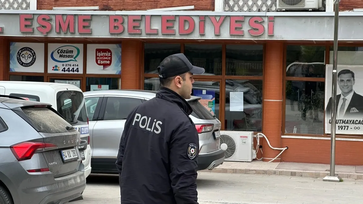 Eşme Belediyesi’ndeki rüşvet ağı soruşturmasında şüpheliler adliyede | Başkan Tozan ve eşi ne anlatacak?