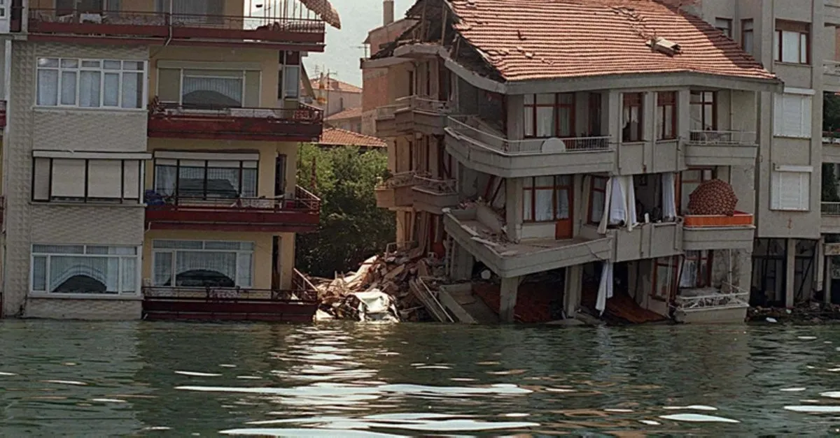 17 Ağustos Depremi'nin üzerinden 23 yıl geçti: 16 milyon kişi etkilendi 17  bin 480 kişi hayatını kaybetti