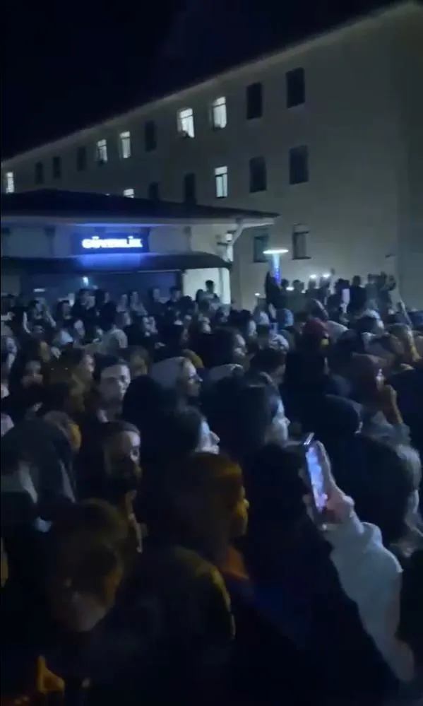 yalovada-tacizci-alarmi-minibuste-kiz-ogrencileri-rahatsiz-eden-supheli-yakalandi-1728368479648.jpeg Öğrenciler taciz olayına tepki gösterdi (İHA)