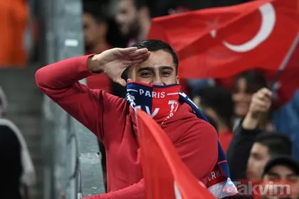 Stade de France kırmızı beyaz! Fransa-Türkiye maçından kareler