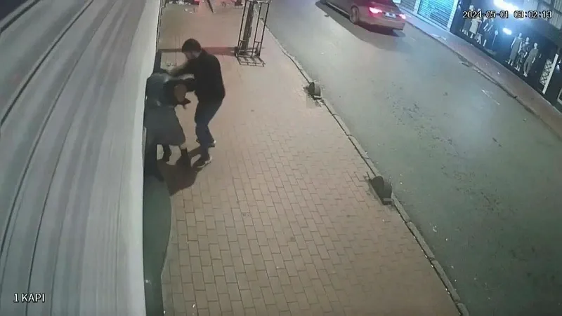 fatihte-kadina-tekme-yumruk-ve-kafayla-gasp-saldirgan-tutuklandi-1714829526458.jpeg