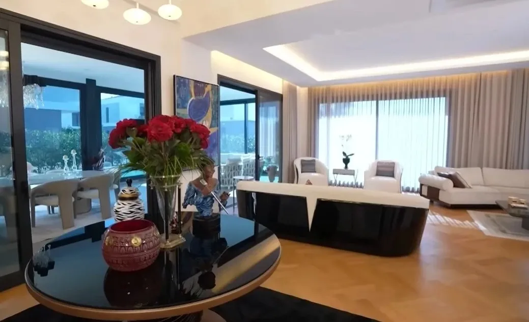 Ünlü türkücü eviyle kısa sürede gündem oldu - 11