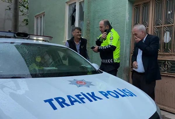 kaza-yapan-alkollu-surucu-trafik-polisine-sarilip-bayramlasti-1651585227083.jpg Kaza yapan alkollü sürücü trafik polisine sarılıp bayramlaştı-2