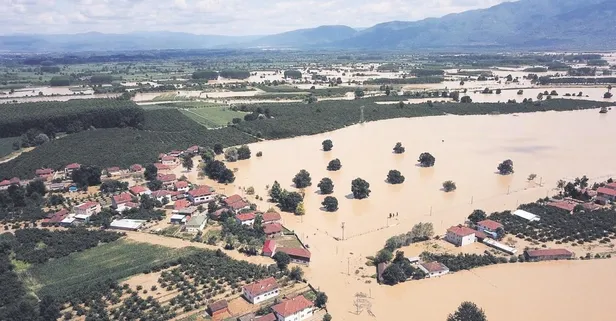 Karadeniz sel sularına teslim oldu! Dereler taştı, yollar göle döndü