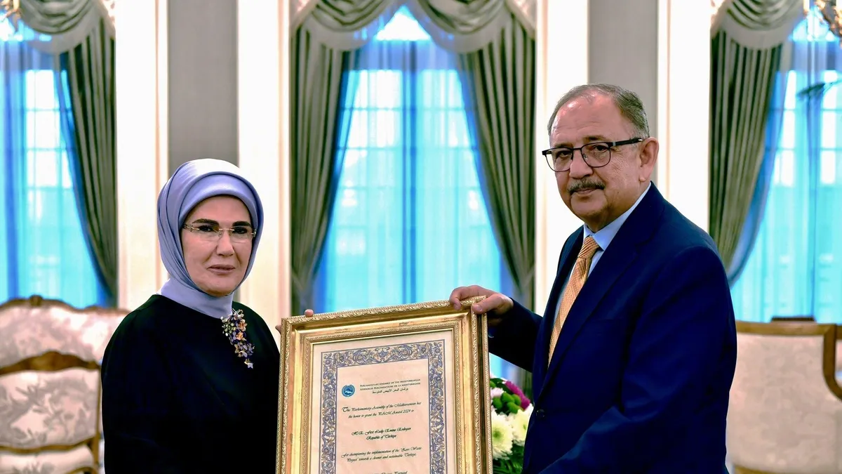 Emine Erdoğan'ın "Sıfır Atık" projesine AKDENİZ-PA Ödülü! Bakan Özhaseki Külliye'de teslim etti: Türkiye'nin çevre bilincinin nişanesi