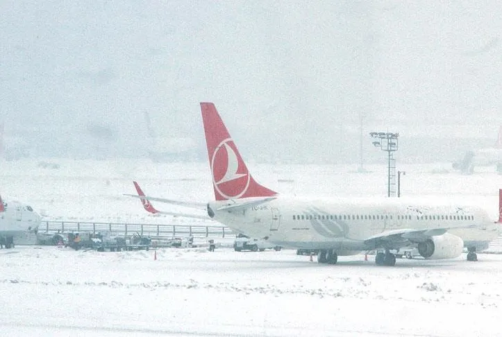 Uçak seferlerine kar engeli!
