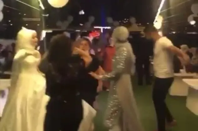 İstanbul'da koronavirüse davetiye çıkaran görüntüler! Ne maske var ne sosyal mesafe!
