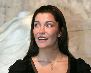 Deniz Akkayanın kızını görenler şaşırdı! Bikinili pozu sosyal medyada eleştirilmişti...