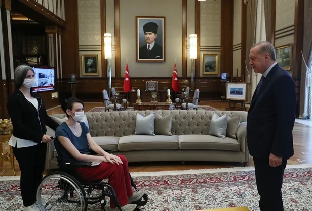 Başkan Recep Tayyip Erdoğan Milli voleybolcu Meltem Çetin'i Cumhurbaşkanlığı Külliyesi'nde kabul etti!-1
