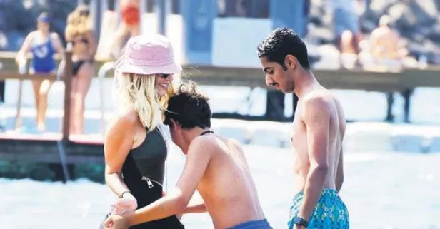 Cici anne Melis! Sevgilisi Mustafa Sandal'ın oğlu Yaman'la aralarından su sızmıyor...