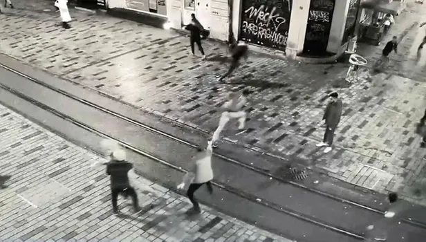 beyoglunda-catisma-oncesi-kavga-o-anlar-kameraya-yansidi-1669480291057.jpeg Beyoğlu'nda çatışma öncesi kavga! O anlar kameraya yansıdı-3