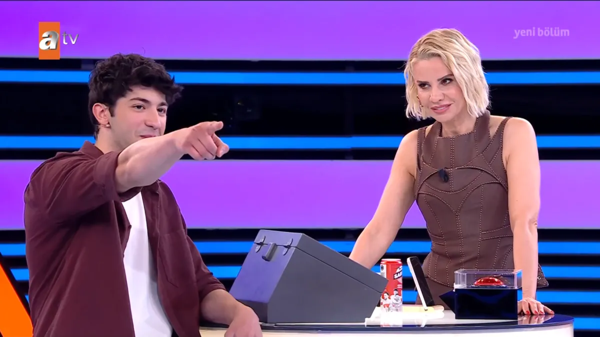 1785270023477.png Esra Erol istedi Altan Akbaş taklit yeteneğini konuşturdu! Sevilen yarışmacı dayısının tavsiyesiyle büyük bir riskten döndü-4