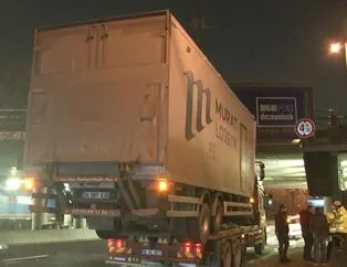 Ankara’da çekicide taşınan kamyon köprüye takıldı