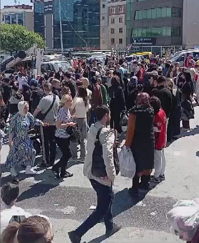 Bakırköy Halk Pazarı'nda bomba paniği! Yankesicilik yaparken yakalanan zanlı "bomba var" diye bağırdı-2
