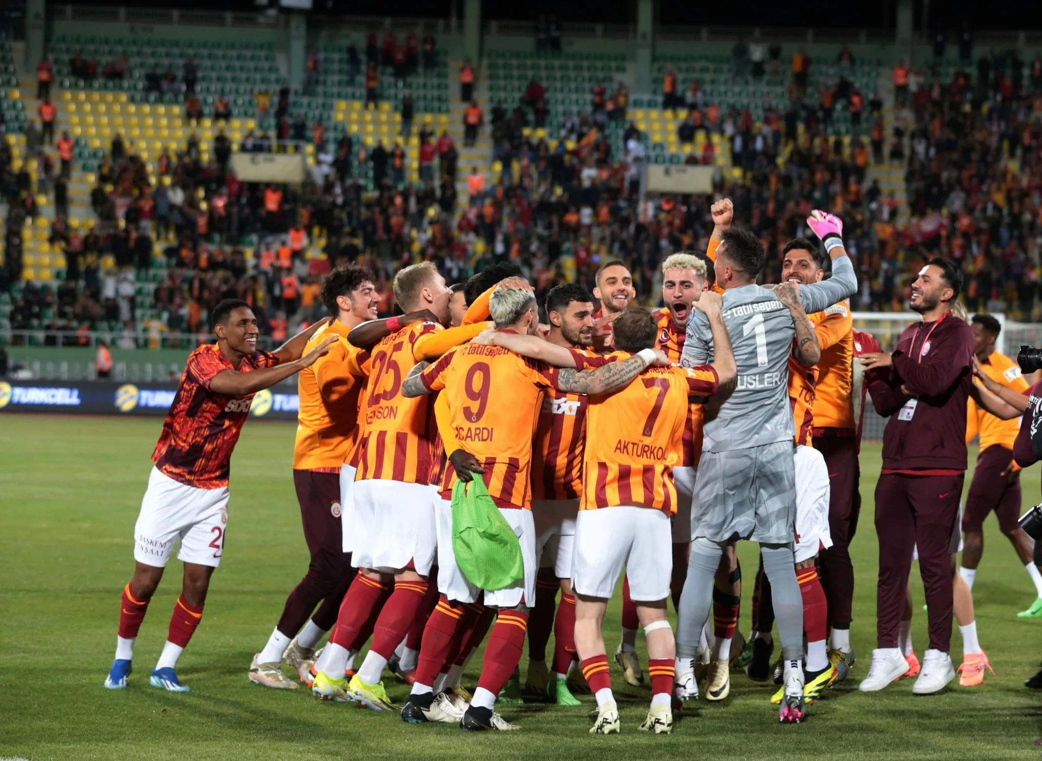 Fenerbahçe'nin efsanesi Galatasaray'a geliyor! Aslan gözünü kararttı - 13