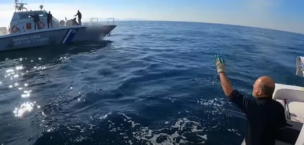 turk-balikci-yunan-sahil-guvenligine-ayar-verdi-gucun-yetiyorsa-gel-1643873161612.jpg Türk balıkçı, Yunan sahil güvenliğine ayar verdi: Gücün yetiyorsa gel-3