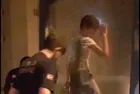 Adana'da şaşırtan görüntü! Küçük çocuk girdiği reklam panosunun içinde sıkıştı