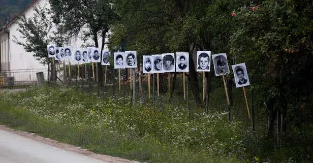 Srebrenitsa’da Müslümanlara çirkin tahrik: Sırp askerlerinin fotoğrafları yerleştirildi