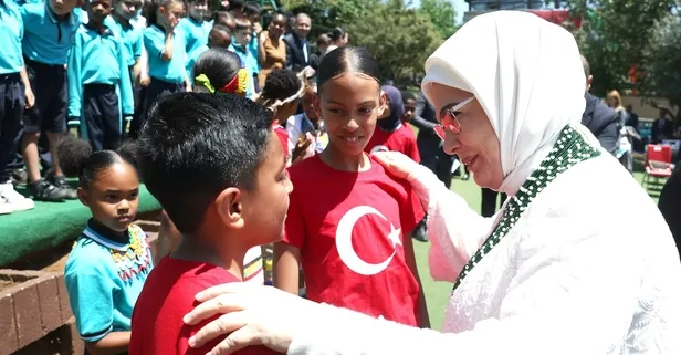 Emine Erdoğan, Güney Afrika'da Uluslararası Maarif Okulu'nu ziyaret etti