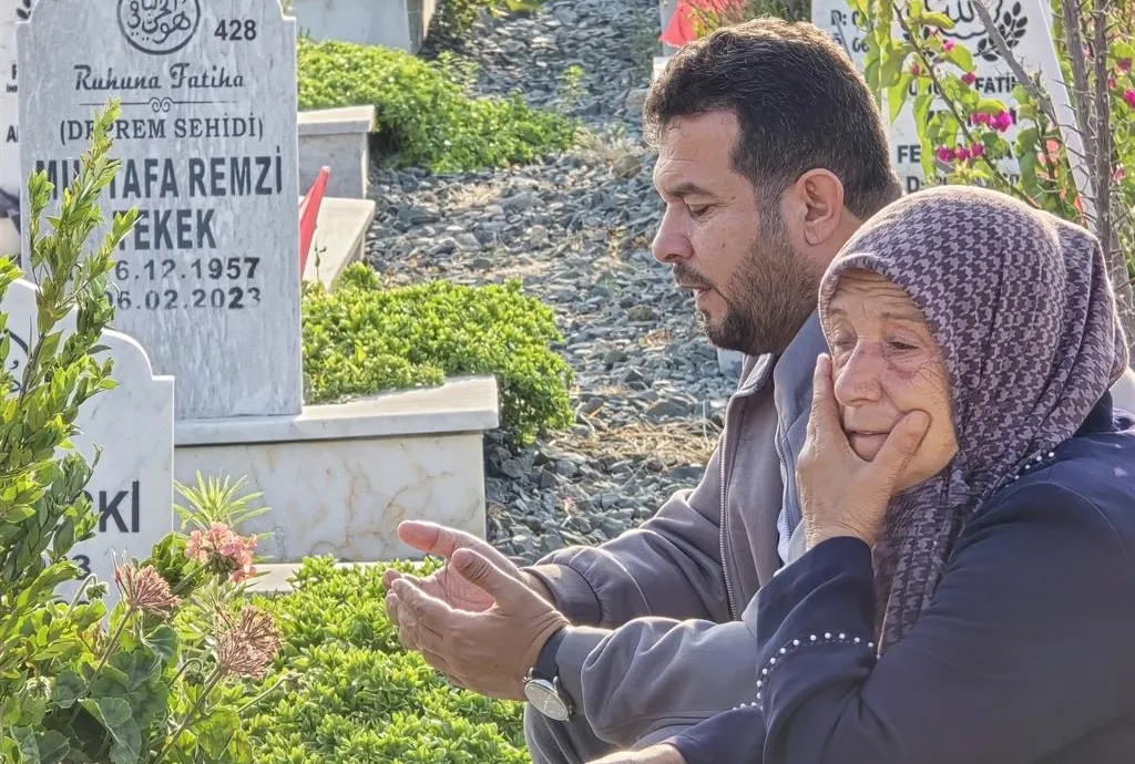 Hatay’da deprem şehitliğinde buruk bayram