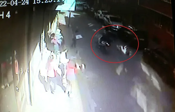 1651040561471.jpg Motosikletle çarptı! Hiçbir şey olmamış gibi kaçtı! Saniye saniye kaydedildi-2