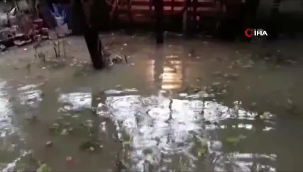Araçlar yolda kaldı, evleri su bastı