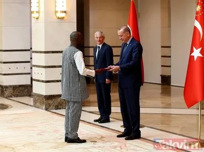 Başkan Erdoğan, Burkina Faso Büyükelçisi’nin çocuklarını sevdi