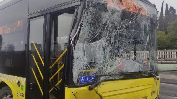 Fatih'te peş peşe İETT kazaları! Yaralılar var-2