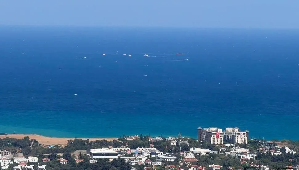 kibrista-can-pazari-girne-aciklarinda-yolcu-gemisi-batti-1788086392705.jpeg Kıbrıs'ta can pazarı: Girne açıklarında yolcu gemisi battı-2