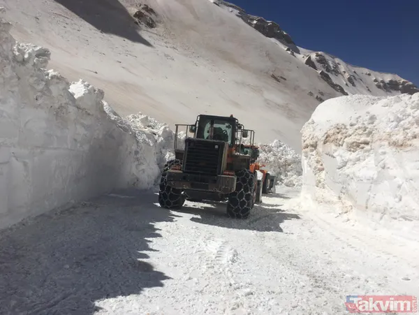 Kar nedeniyle kapalı olan Van-Bahçesaray yolunu açmak için Nisan ortasında ekipler çalışıyor - 3