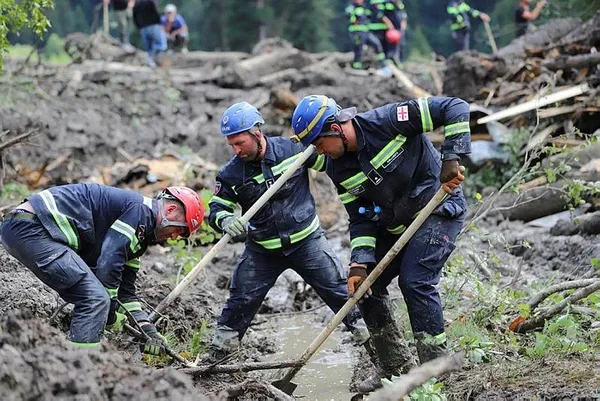 gurcistandaki-heyelan-felaketinde-can-kaybi-17ye-yukseldi-1691269756100.jpeg Gürcistan'daki heyelan felaketinde can kaybı 17'ye yükseldi-4