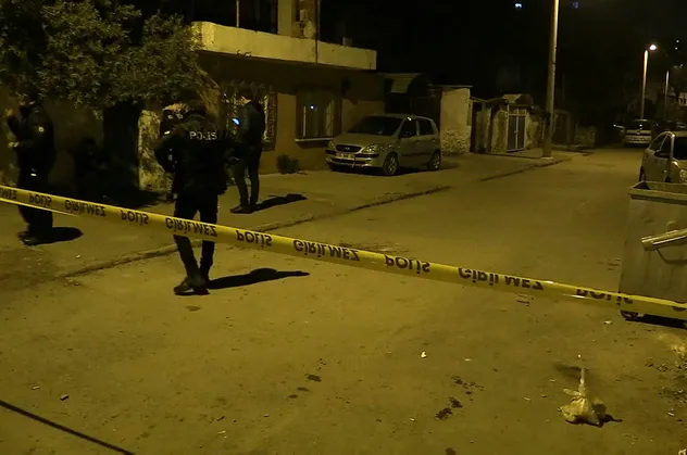 İzmir'de hareketli gece! Silahlar konuştu