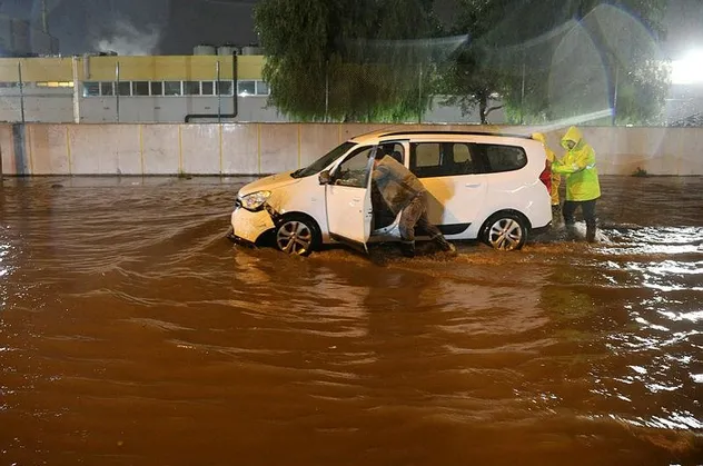 İzmir'i sağanak vurdu! Rögarlar taştı araçlar yollarda kaldı
