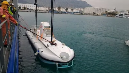 Türkiye’nin ilk turistik denizaltısı denize indirildi