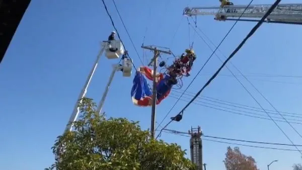 ABD’de şaşkınlık yaratan olay: Noel Baba'nın paraşütü elektrik tellerine dolaştı! Kurtarma anları kamerada-3