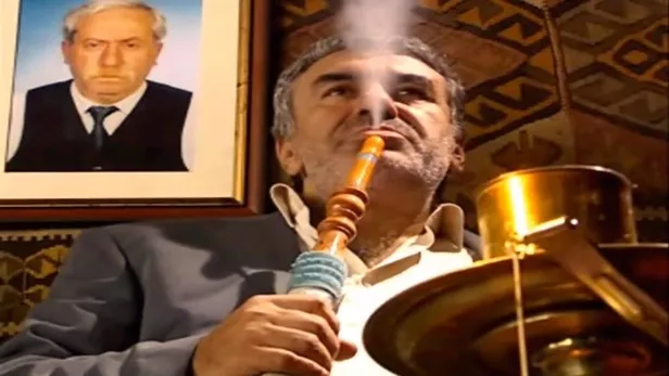 maden-suyu-elinden-dusmuyordu-kurtlar-vadisinin-seyfo-dayisi-nihat-nikerel-hakkindaki-o-gercek-saskina-cevirdi-1621454135322.jpeg Bir dönem fenomendi! Kurtlar Vadisi'nin 'Seyfo Dayı'sı Nihat Nikerel hakkındaki o gerçek hayrete düşürdü-5