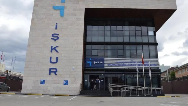 bakanliklara-kpsssiz-20-bin-isci-alimi-duyuruldu-hangi-bakanliklara-personel-alinacak-1729088782201.jpeg KPSS şartsız Bakanlıklara 20 bin işçi alımı duyuruldu! Hangi bakanlıklara personel alınacak?-5