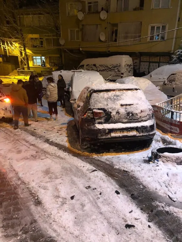 istanbulda-karli-yolda-dehset-anlari-hamile-surucu-7-araca-birden-carpti-1643264881721.jpg İstanbul’da karlı yolda dehşet anları! Hamile sürücü 7 araca birden çarptı-5