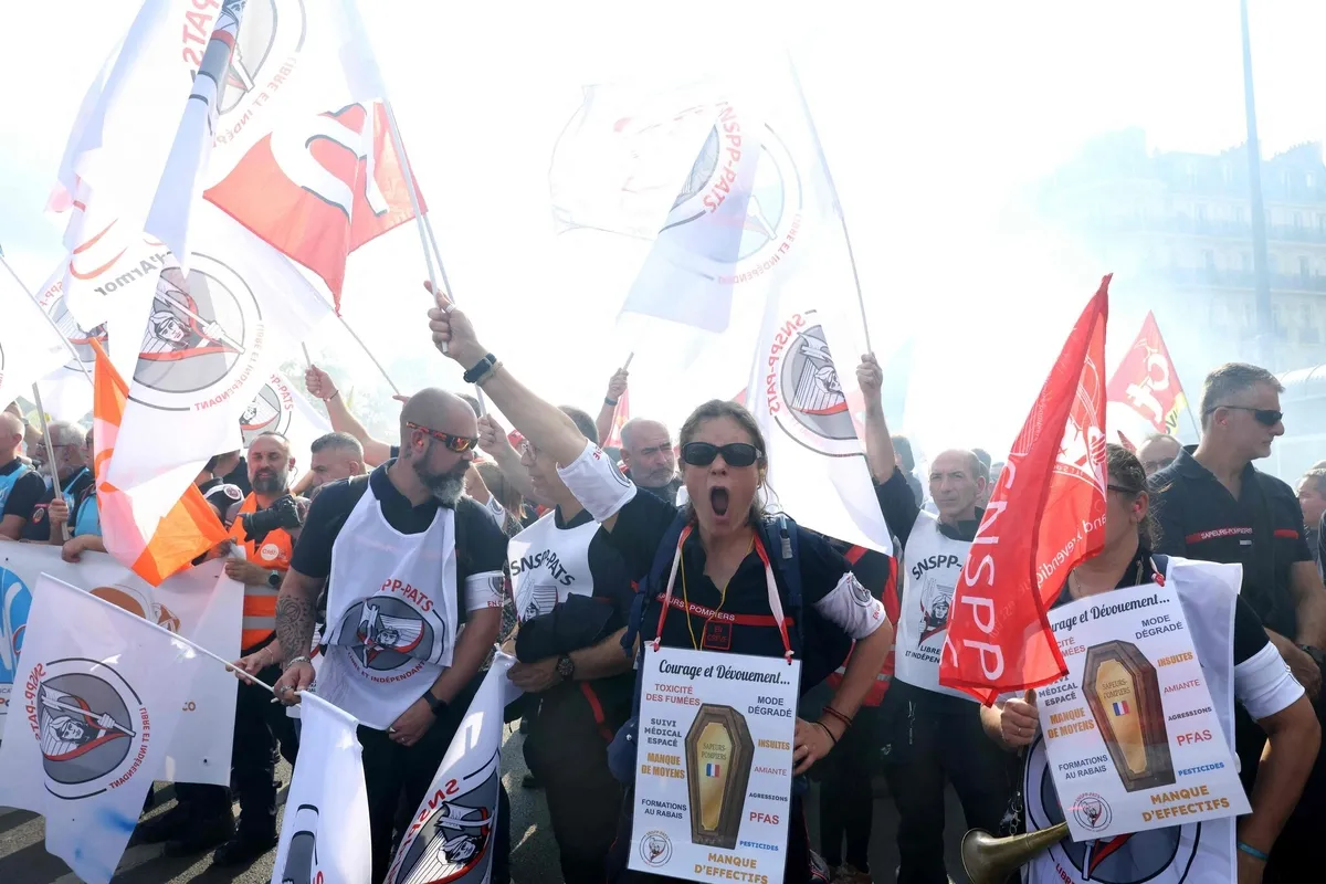 fransada-lise-protestolari-ulke-geneline-yayildi-1790710653758.jpeg Fransa'da genel grev ve lise blokajları ülkeyi kilitledi: Sendikalardan hükümete 48 saat süre-5