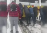 İstanbul Küçükçekmece'de İETT otobüsü yolda kaldı vatandaşlar itti!