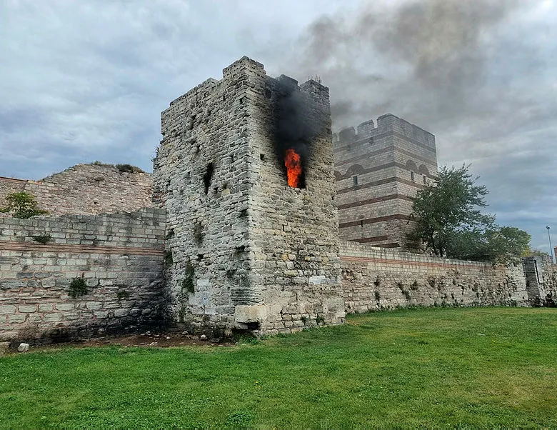 Fatih’te tarihi surlardaki kule alev alev yandı