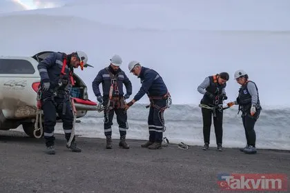 Hakkari’de iki kadın! Kar kalınlığının 2 metreyi bulduğu dağlarda elektrik arızalarıyla mücadele ediyorlar