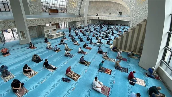 Prof. Dr. Nihat Hatipoğlu yazdı: Namaz dinin direğidir-12